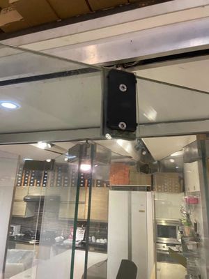 Τεχνουργήματα υλικού από γυαλί διαδρόμου από ανοξείδωτο χάλυβα για πτυσσόμενες πόρτες χωρίς πλαίσιο από γυαλί