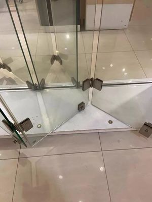 Χρηματοοικονομικό υλικό γυαλί από κράμα ψευδαργύρου Σκαρδιστικά αναδιπλούμενα συστήματα γυαλίματος χωρίς πλαίσιο Εσωτερικές διπλές πόρτες